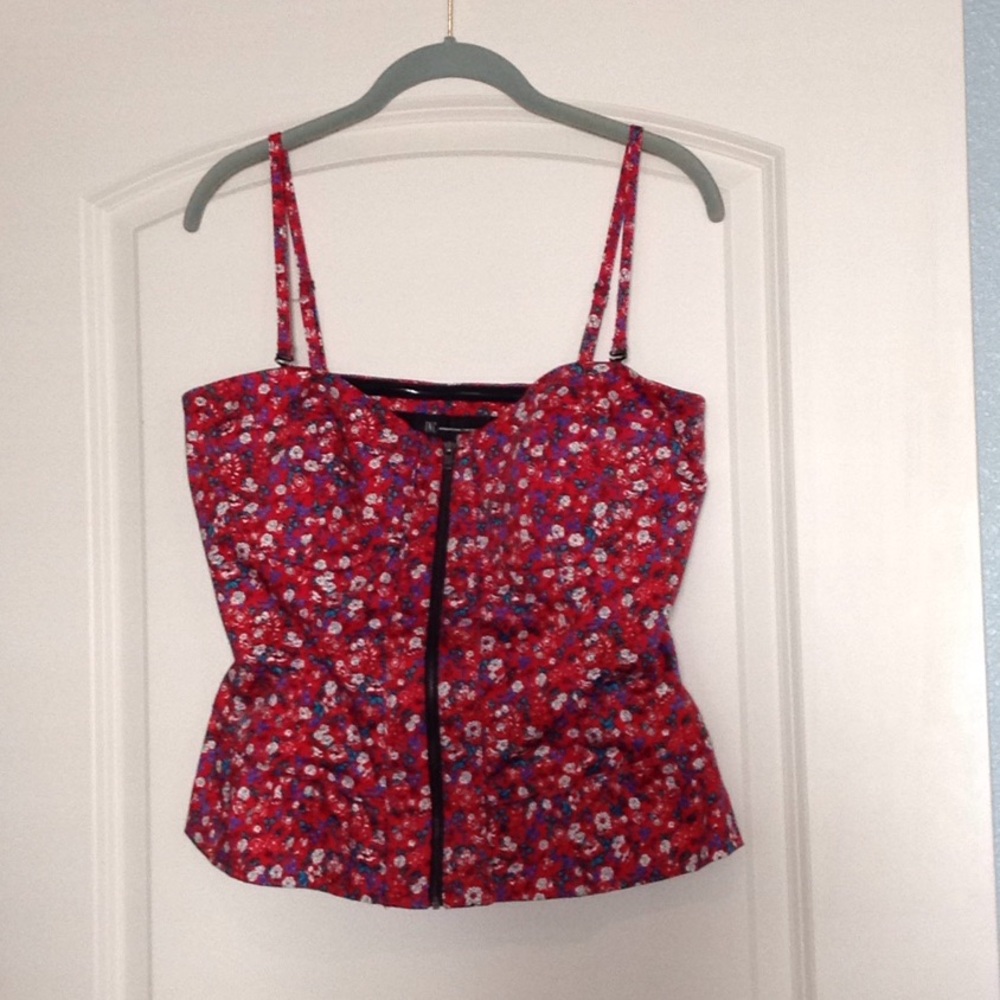 So cute corset style top!